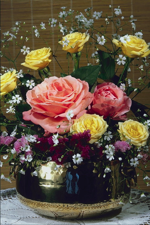 Arrangement i rosa og gule roser.