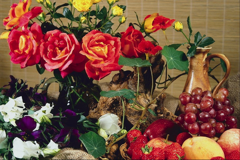Натюрморт с фруктами и цветами.