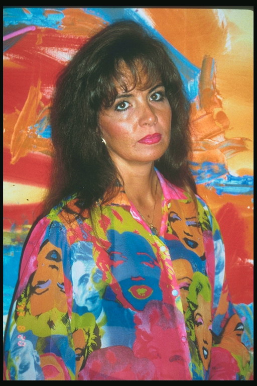 Uma mulher em uma camisa colorida.