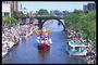 Festival. De rivier, boot, brug