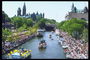 Festival. De boten, de rivier, menigte van mensen