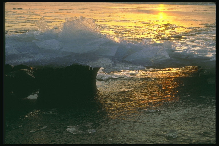 Зимний  пейзаж. Лед. Река. Блики заходящего солнца