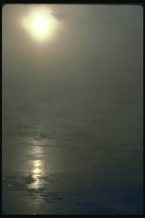 Sungai di mist. Potongan-potongan es