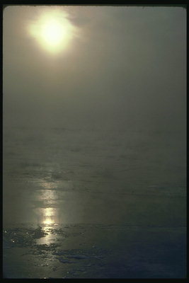 Rzeka we mgle. Kawałki lodu