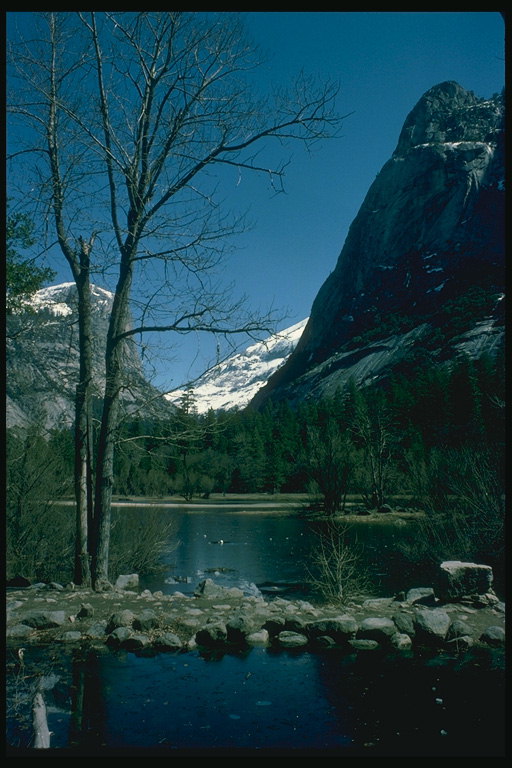 Landscape. Sjön vid foten av bergen