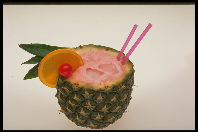Sebuah koktail dengan es di sebuah piring dengan nanas