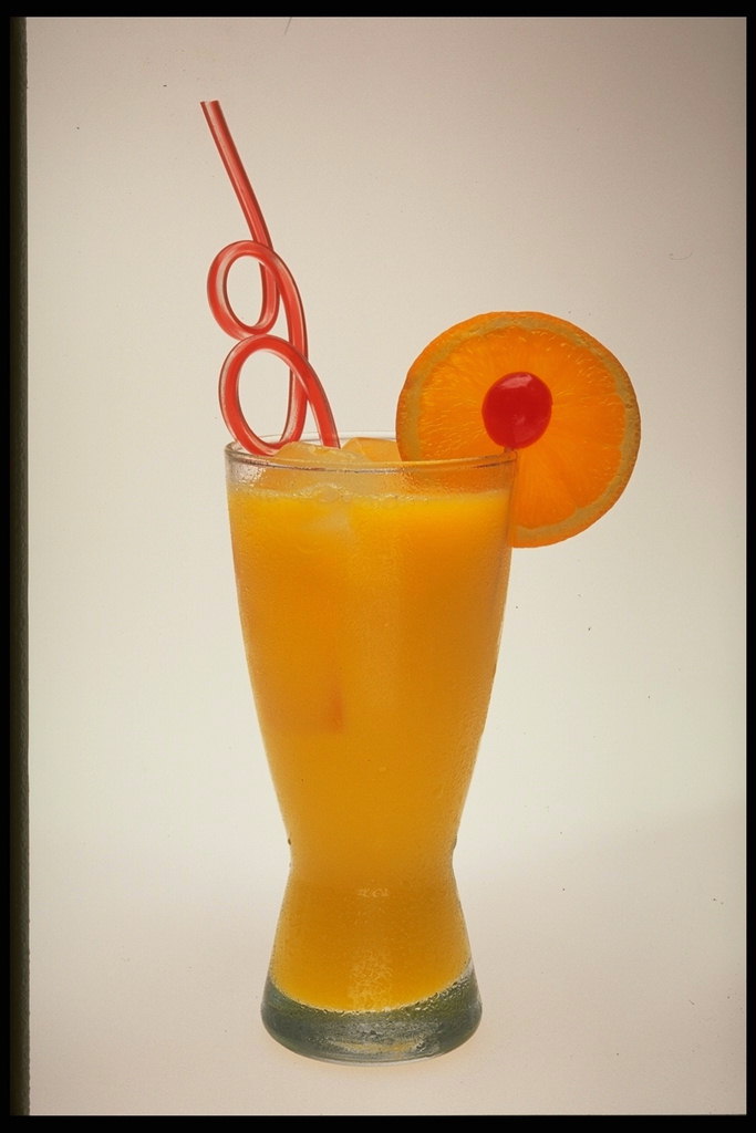 Orange juice sa isang maghiwa ng orange
