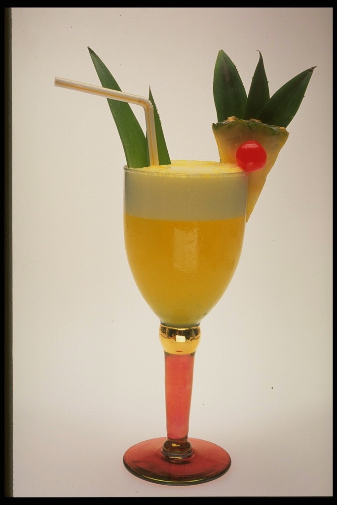 Ananas koktejl ve sklenici s pomerančovou nohou