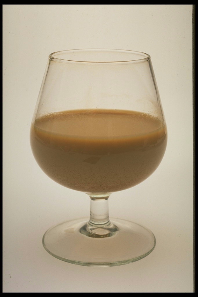 Kokteilis krāsu kafija ar pienu
