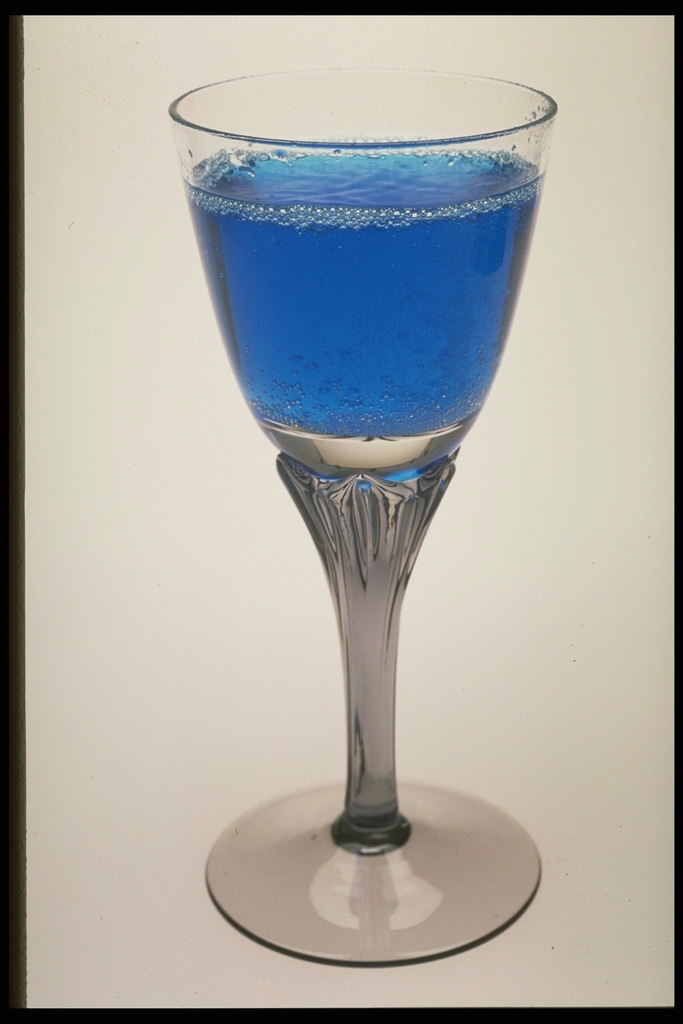Begui flor blau en un vidre de baixa