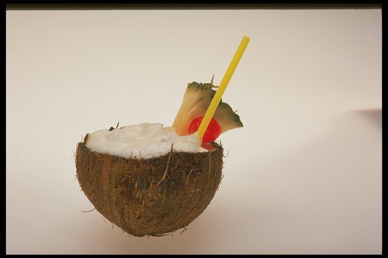 The use of coconut shell as a dish for a cocktail