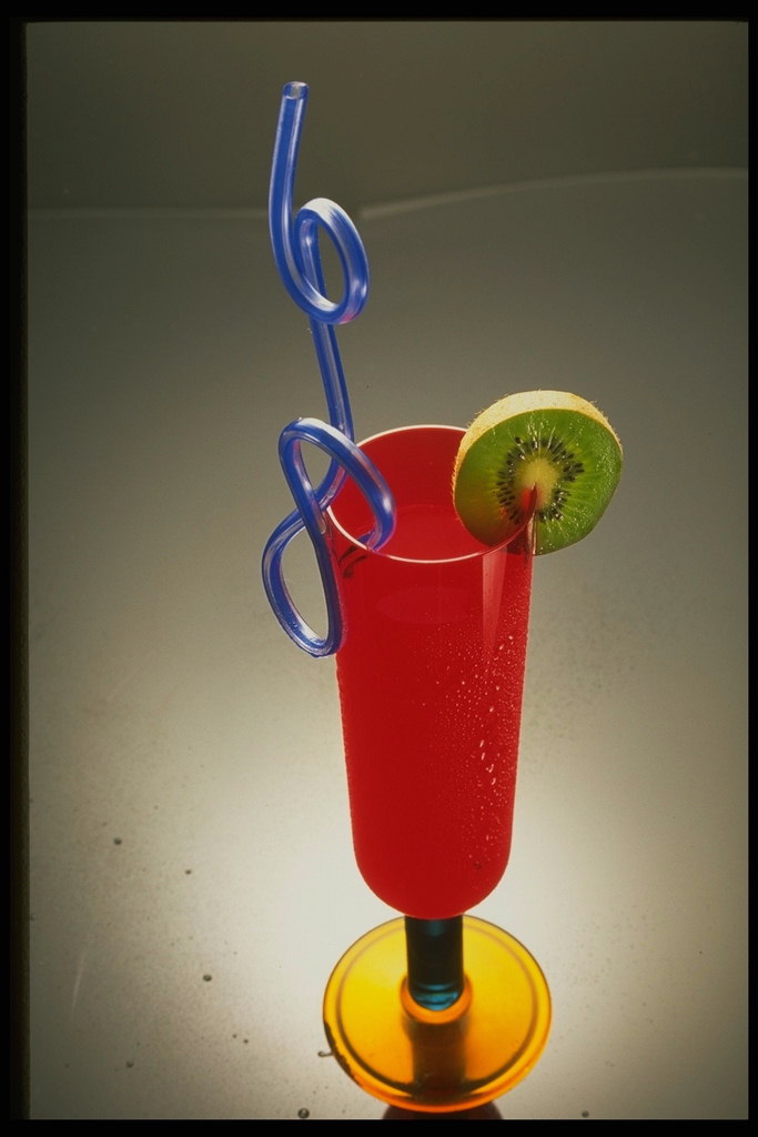 Cocktail dans un verre avec verre rouge