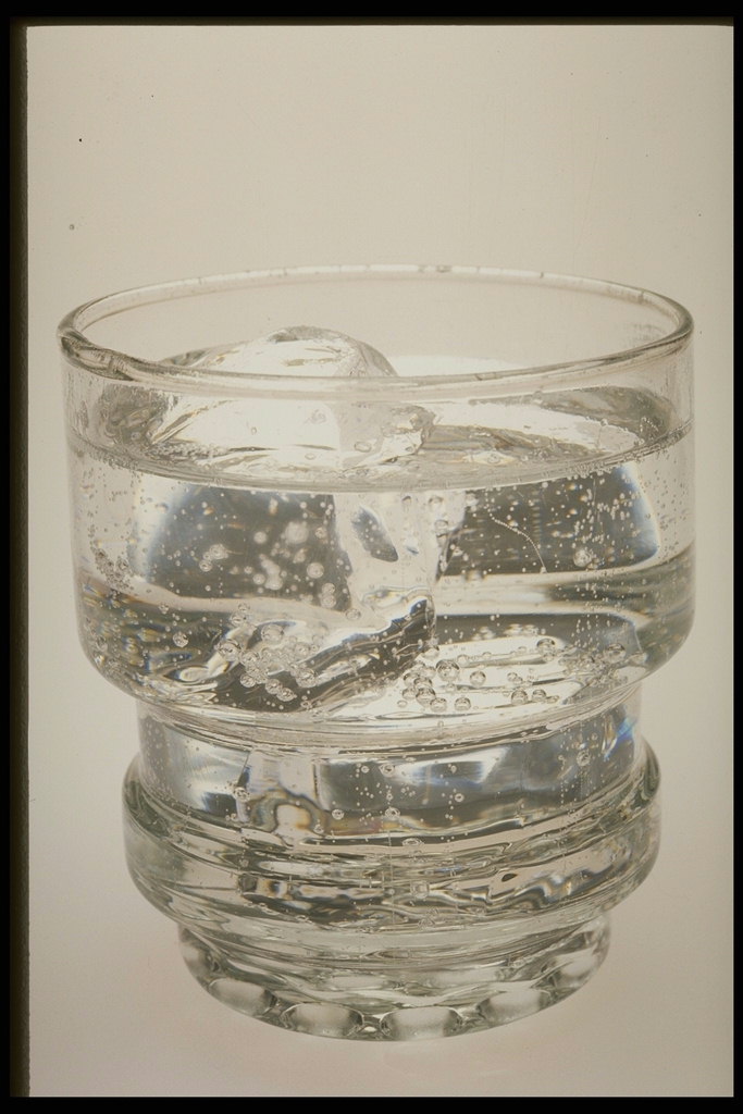 Transparent drikke med bobler og is
