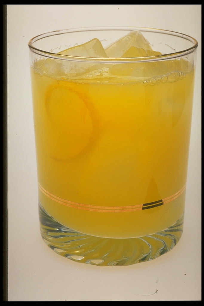 Сок апельсина и лед