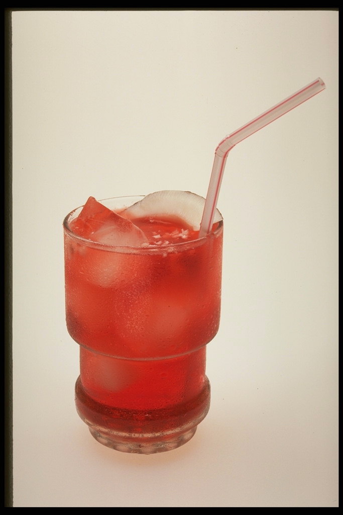 Kokteilis ar spilgti sarkana krāsa