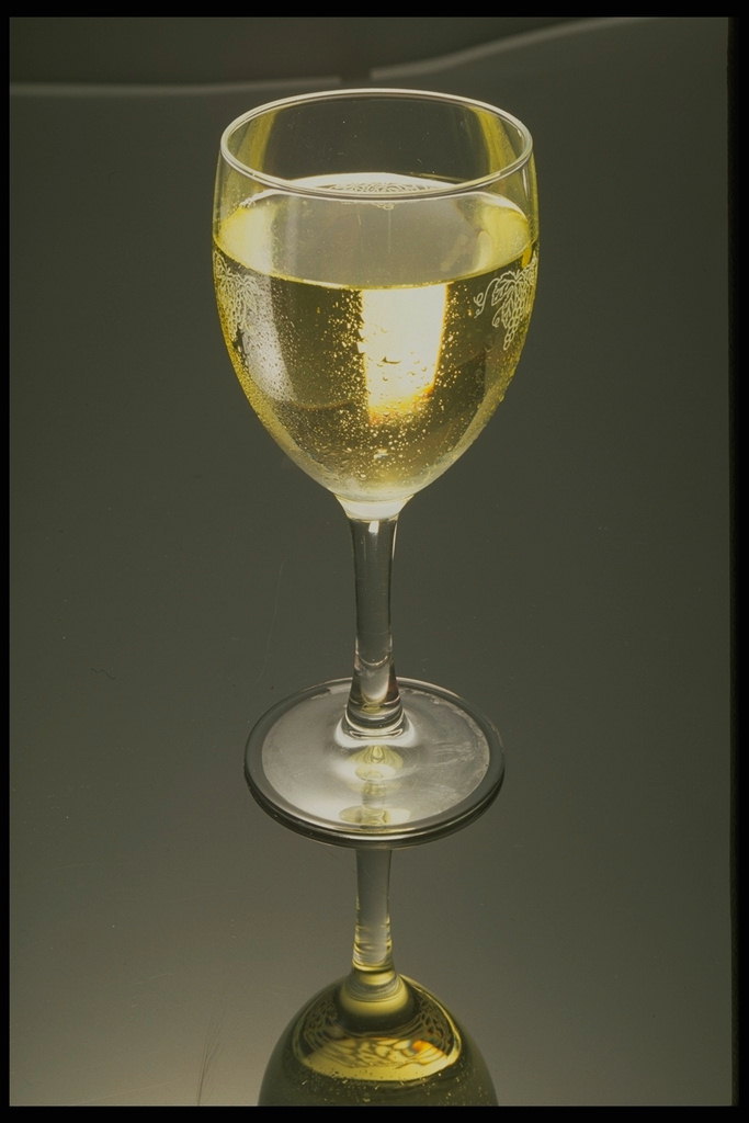 Bebida de ouro brilhante em um vidro