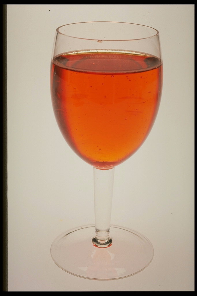 Un pahar de vin rosu, de culoare portocaliu