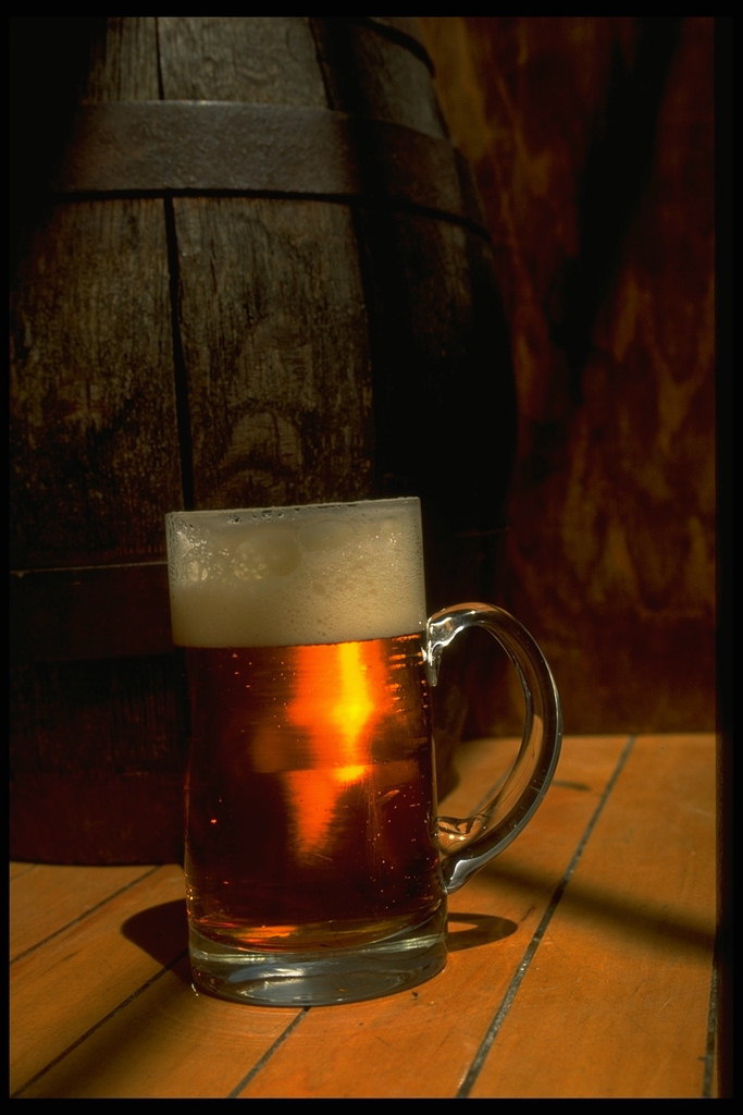 ビールのグラスの中で光のレイズ