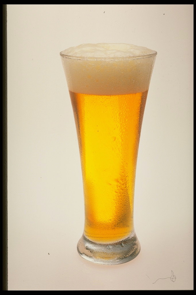 ビールのガラスの上の水の液滴