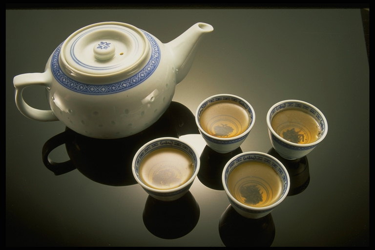إبريق الشاي ، وأكواب من الشاي