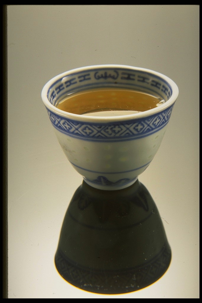 Ceramic tabo na may kulay-asul na pattern at green tea