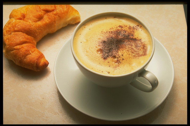 Kaffe latte og croissant