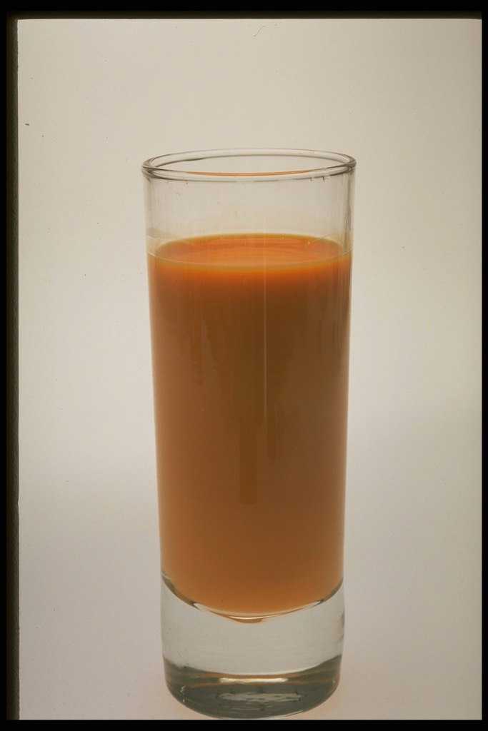 Um copo de suco de cenoura