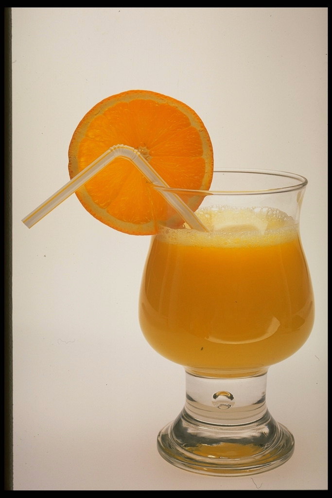 Un vaso de jugo de naranja