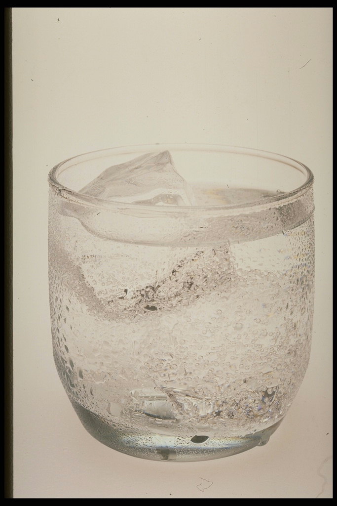 Acqua gassata con ghiaccio