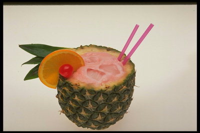 Een cocktail met ijs in een schaaltje met ananas