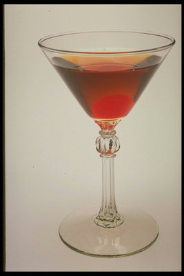 Alkoholholdig drikke i et glass med formede ben