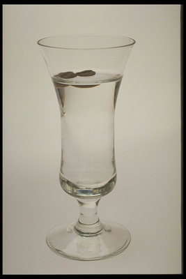 Transparant drinken in figuur glas