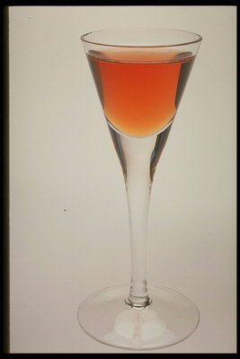 Напиток оранжево-красного цвета
