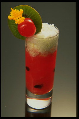 Een cocktail van vruchten en schuim