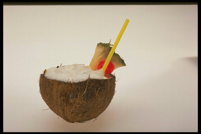 Përdorimi i shell kokosit si një pjatë për një koktej