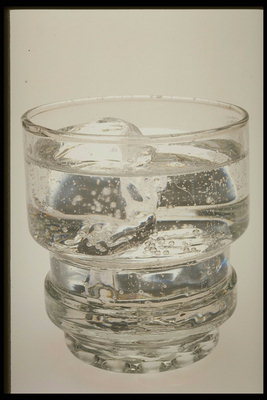 Transparent bea cu bule de gheaţă şi