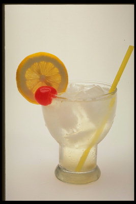 Una bevanda fresca con ghiaccio bastone e cocktail