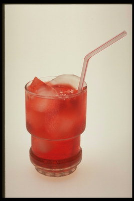 Cocktail med dyp rød farge