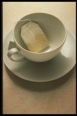 Keramický hrnek a sáček čaje