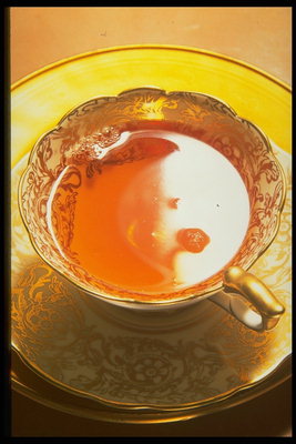 Чай в откритата чаша и чинийка