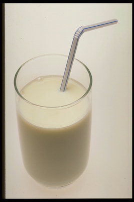 एक पाइप के साथ दूध