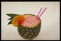 Ein Cocktail mit Eis in einer Schale mit Ananas