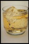 Çaj i mbuluar me akull në një gotë transparente