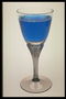 Flor azul bebida en un vaso baixo