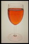 Un vaso de vino tinto de color naranja