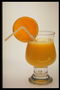 Një gotë me lëng portokalli