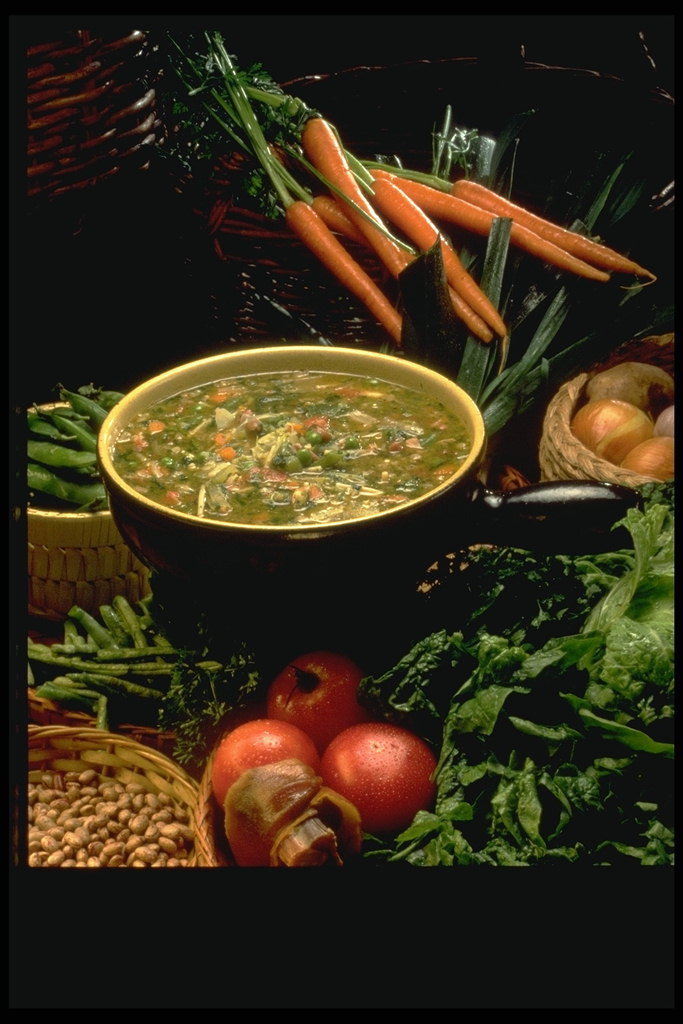 Овощной суп в керамической тарелке