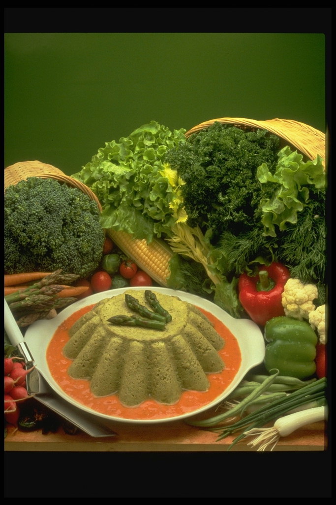 Блюдо с зелени под красным соусом