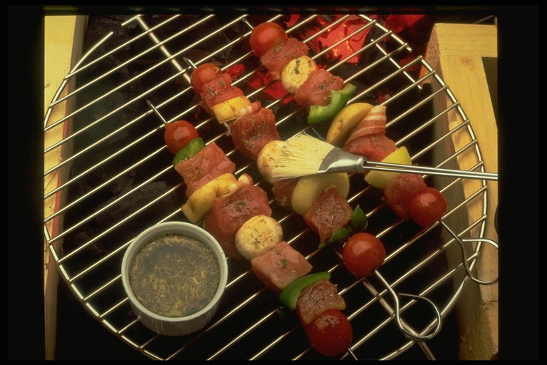 Шашлык. Кусочки мяса с овощами под острым соусом 