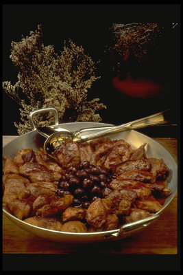 Тушеные куски мяса под вишневым соусом